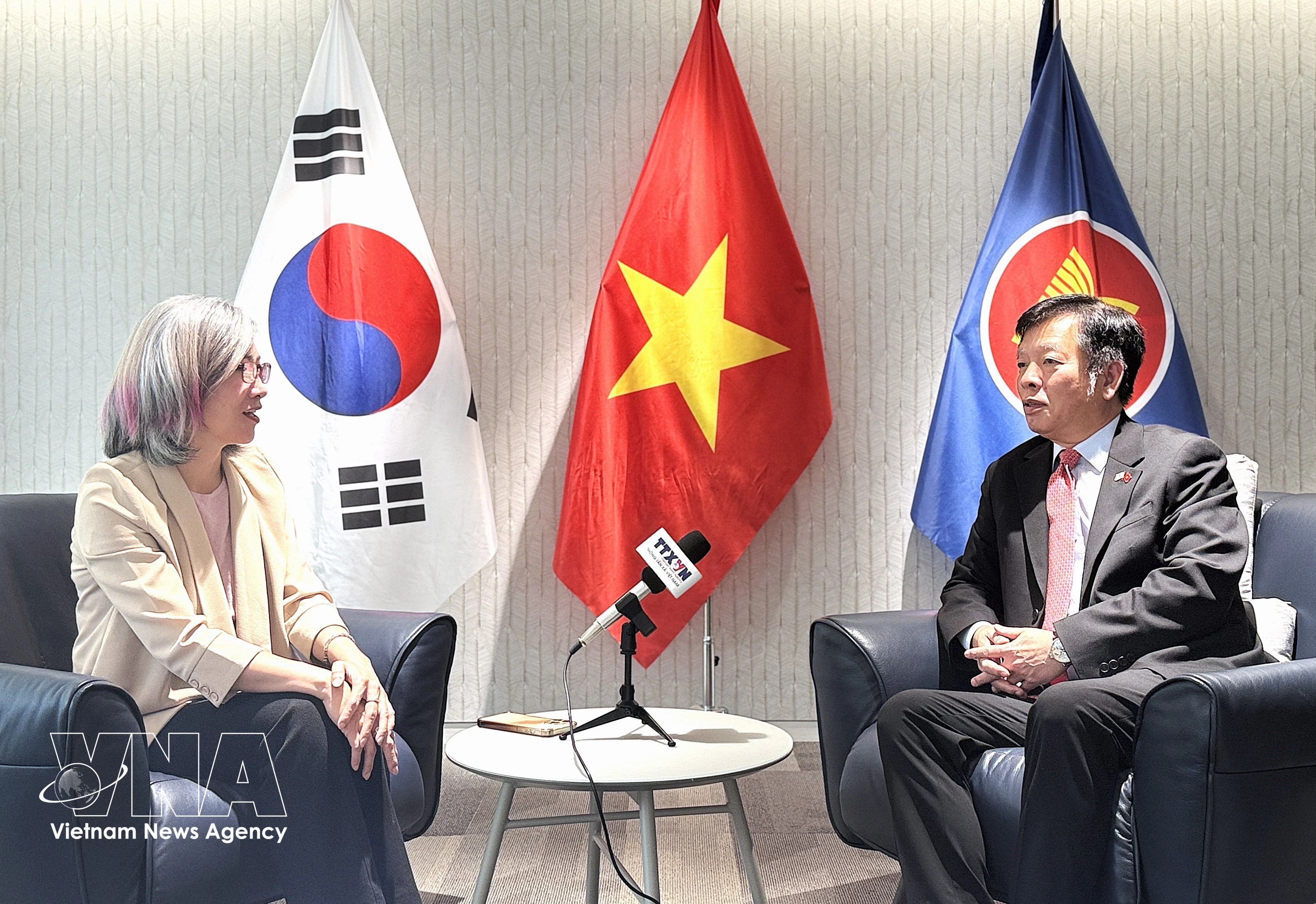 越南驻韩国大使武胡接受越通社记者采访。图自越通社