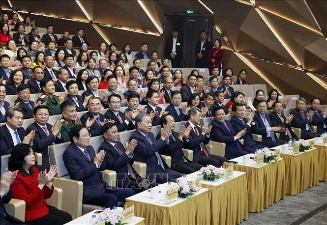 越共中央总书记苏林和诸位领导同志出席活动。图自越通社