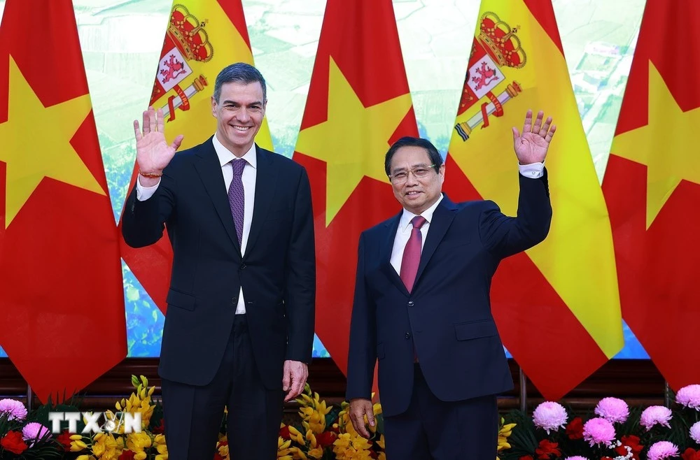 越南政府总理范明政（右）与西班牙首相佩德罗·桑切斯。图自越通社