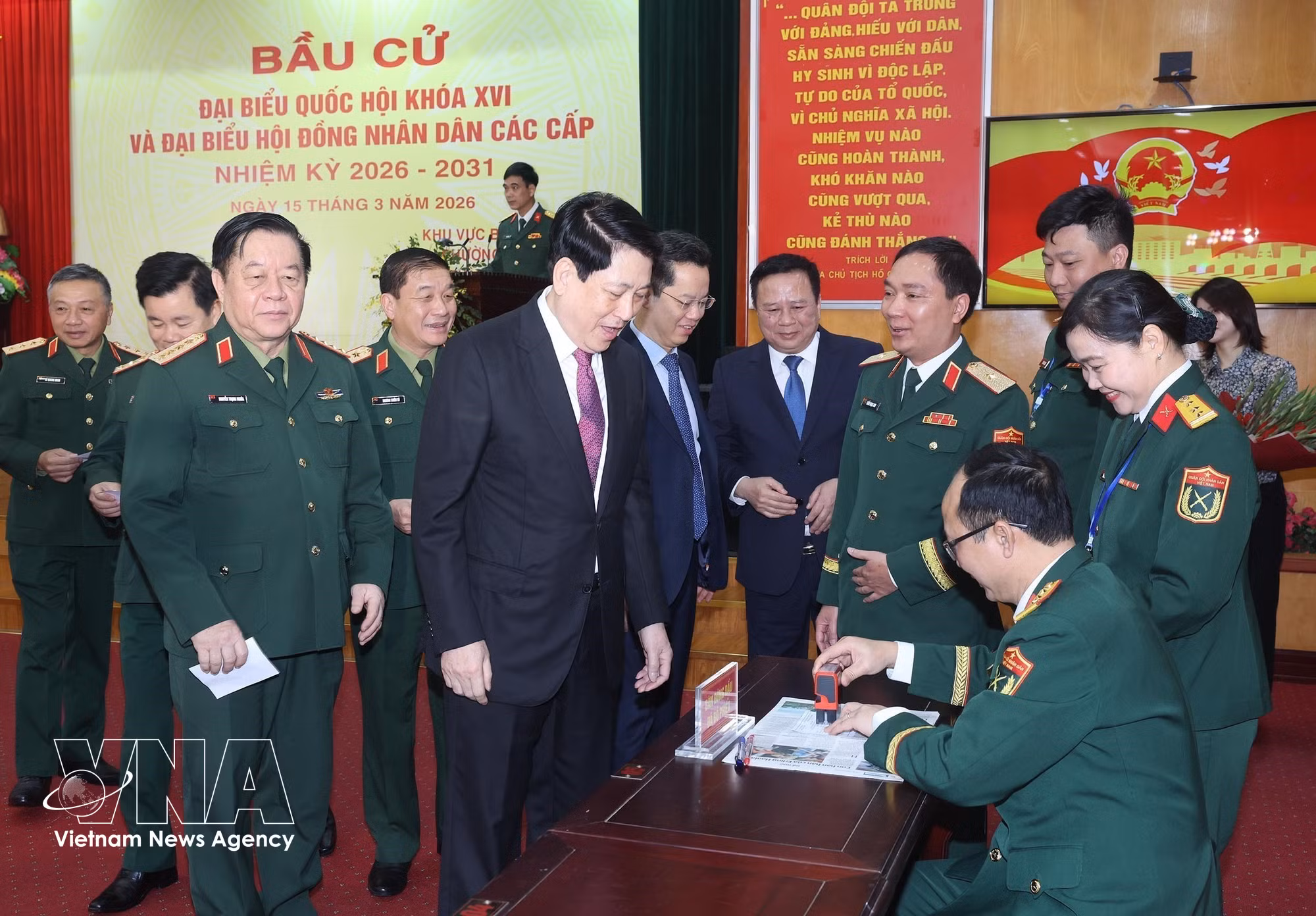 vnanet-chu-tich-nuoc-luong-cuong-bau-cu-tai-phuong-hoan-kiem-ha-noi-8641316.jpg