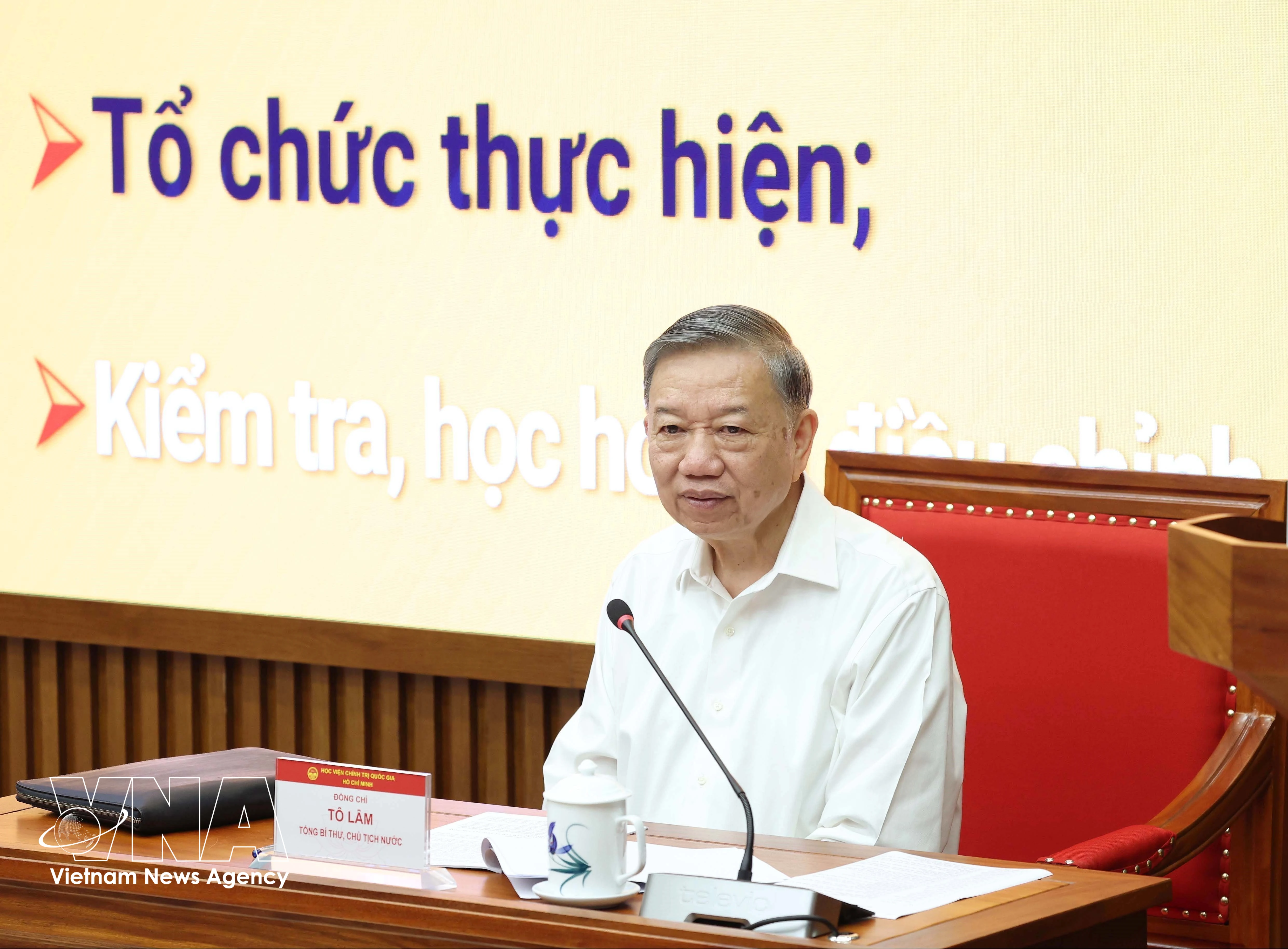越共中央总书记、国家主席苏林讲授课程专题《新纪元的百年愿景战略领导—突破性思维—发展赋能—执行治理》。图自越通社