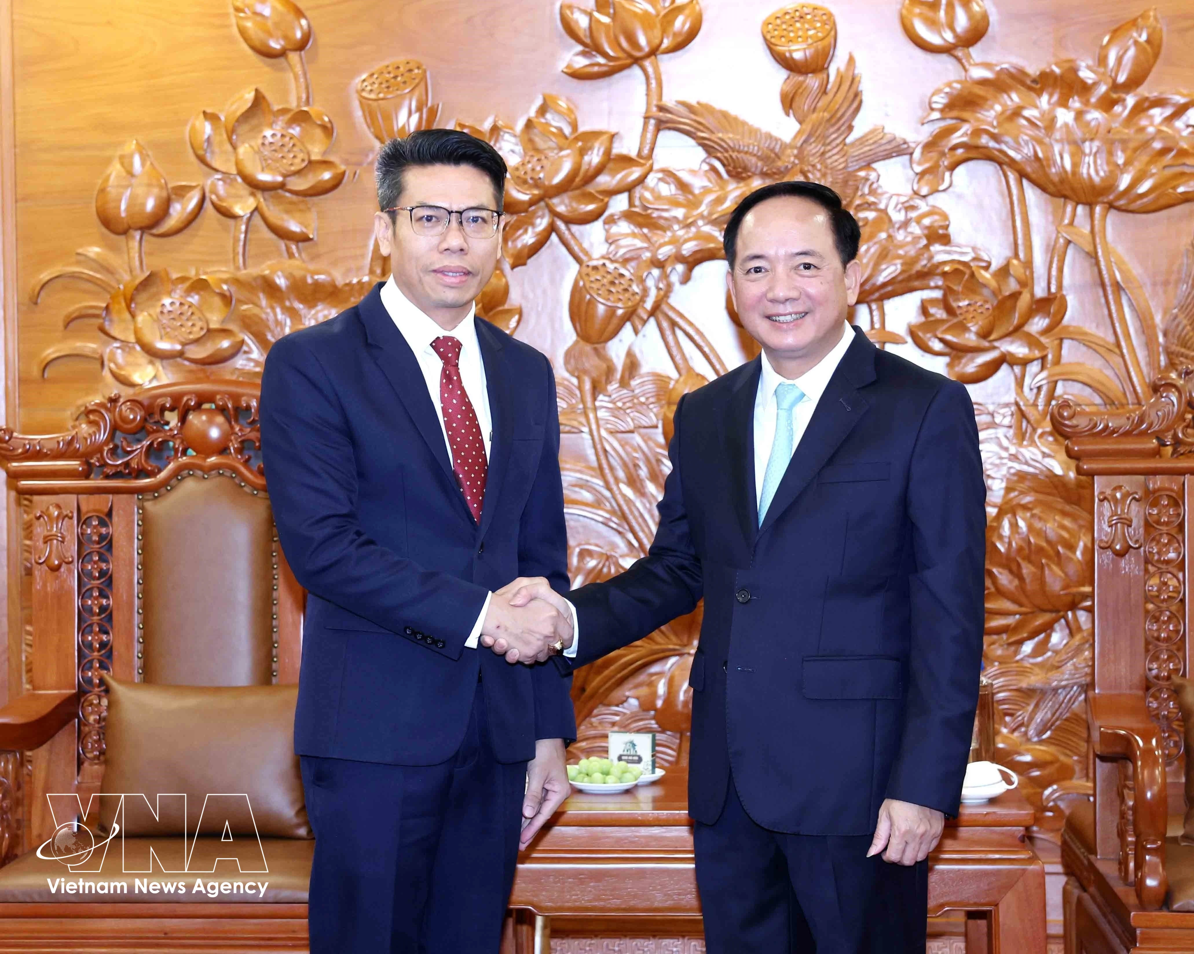 越共中央政治局委员、中央书记处书记、中央宣教部部长郑文决会见老挝人革党中央宣传部副部长萨科恩·蓬马拉（Sakhone Phommalath）。图自越通社