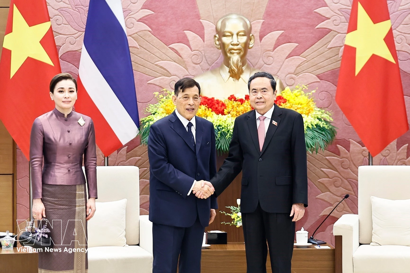 越南国会主席陈青敏会见泰国国王玛哈·哇集拉隆功和王后。图自越通社