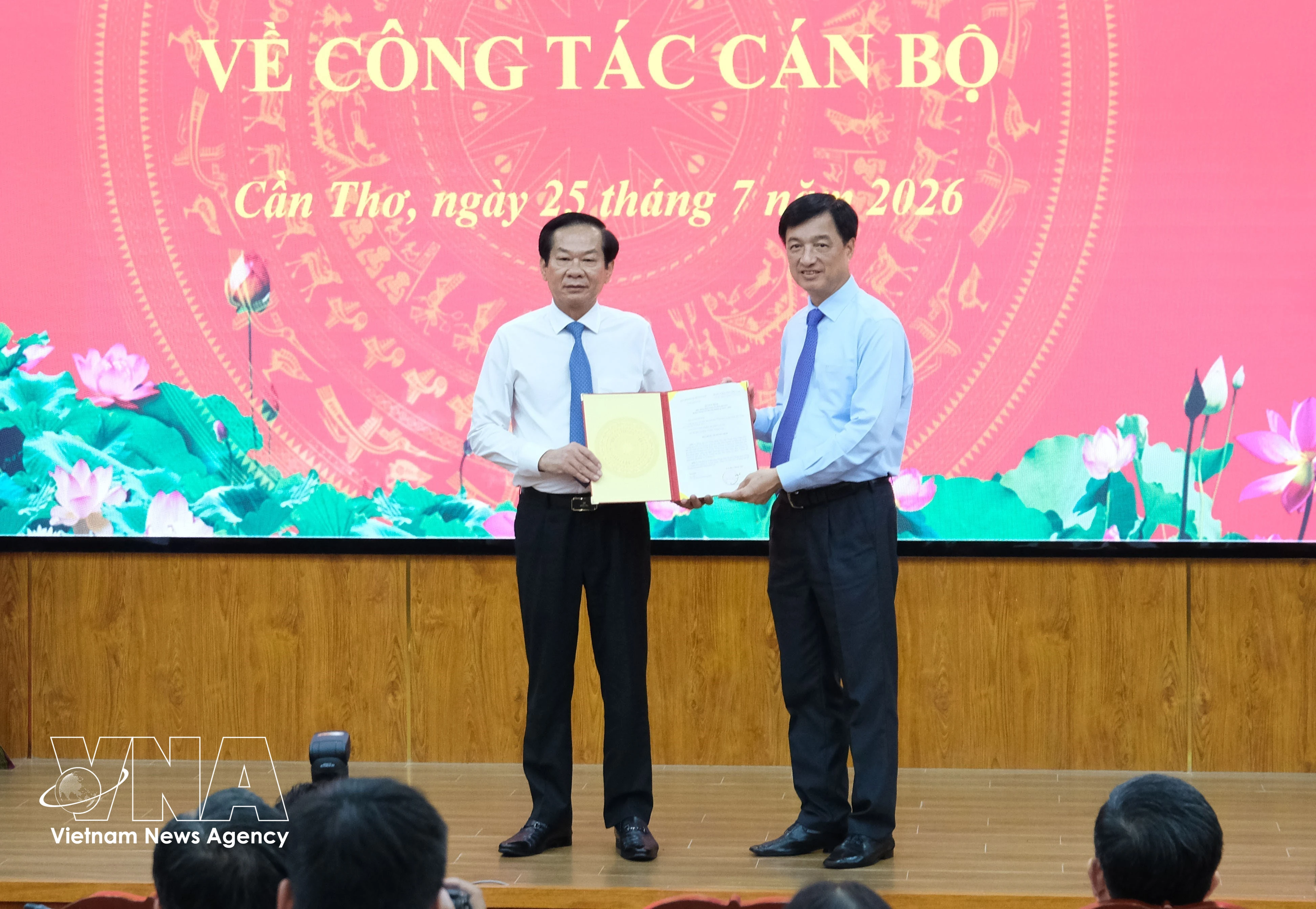 杜清平同志出任芹苴市委书记。图自越通社