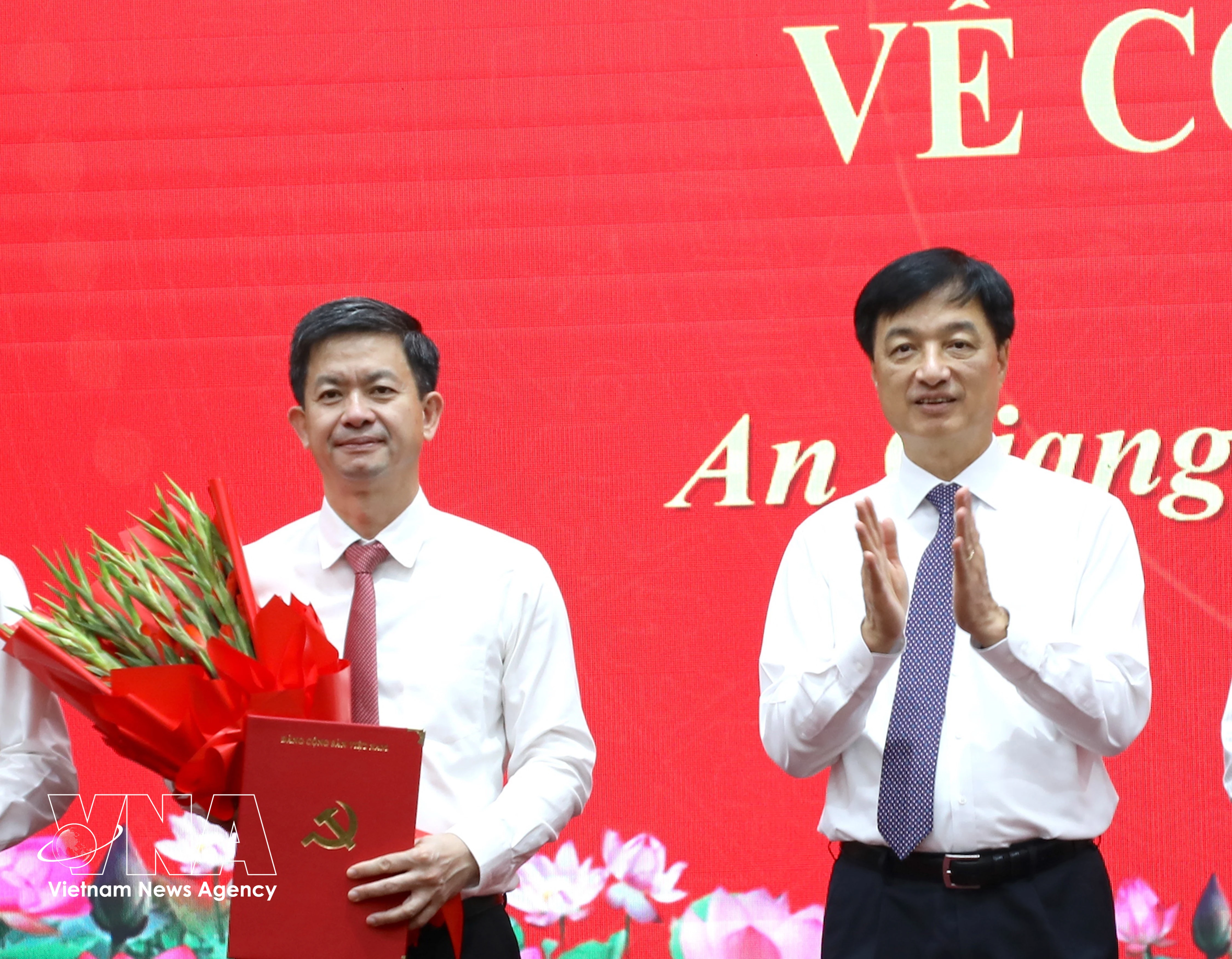越共中央政治局委员、中央书记处书记、中央组织部部长阮维玉向黎光松同志颁发任命决定。图自越通社
