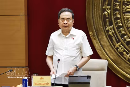 越南国会主席陈青敏在国会大厦与国会科技与环境委员会常委会的工作会议。图自越通社