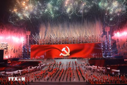 苏林总书记：在党的旗帜下稳步前进