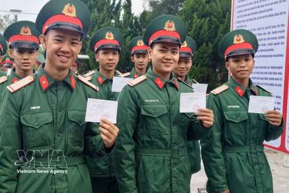一大早，广治省草洲特区干部、战士及当地选民便踊跃参与投票。图自越通社