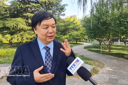 北京外国语大学东南亚研究中心主任米良教授在越南国会主席陈青敏访华前夕接受越通社驻京记者的采访。图自越通社