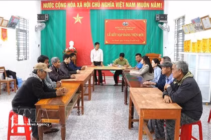 广乂省明隆乡安青村党支部的一次组织生活。图自越通社