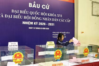 一名大学生投票选举第十六届国会代表和2026-2031年任期各级人民议会代表。图自越通社
