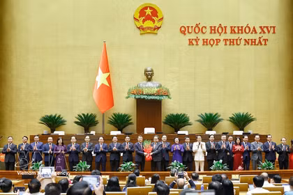 国会主席陈青敏向新一届政府成员赠送鲜花表示祝贺。图自越通社