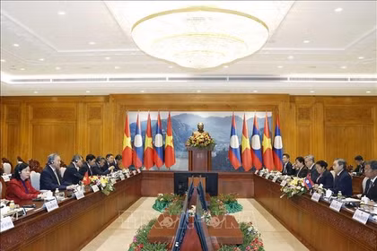 越共中央总书记苏林一行与老挝国会主席赛宋蓬·丰威汉会晤现场。图自越通社