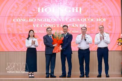 国会主席陈青敏向新任国家审计署审计长阮有义赠送鲜花。图自越通社