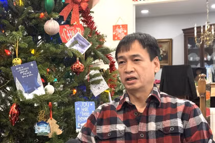 律师邓战胜接受越通社记者的采访。图自越通社