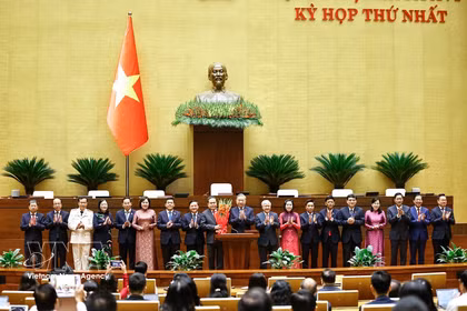 越共中央总书记苏林向国会主席陈青敏、国会副主席及国会常务委员会委员敬献鲜花，表示祝贺。图自越通社