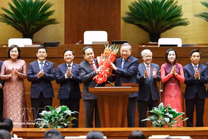 越共中央总书记苏林向第十六届国会主席陈青敏赠送鲜花表示祝贺。图自越通社