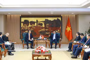 范明政总理会见欧亚经济委员会执委会主席萨金塔耶夫