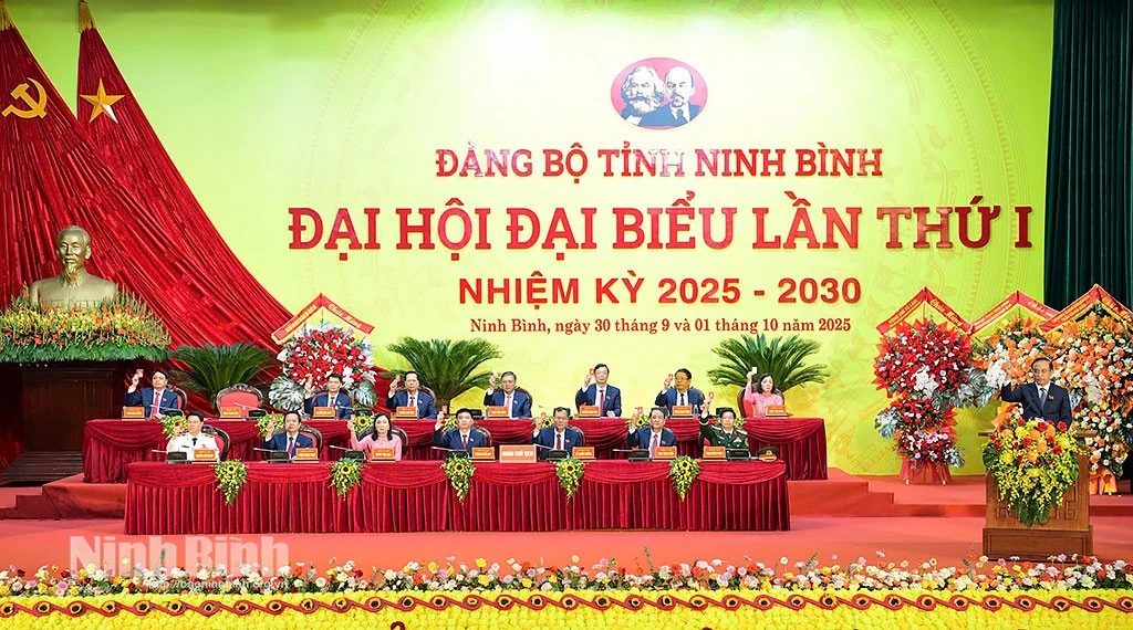 主席团表决通过越共宁平省委第一次代表大会决议（2025-2030年任期）决议。图自越通社