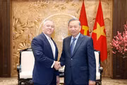 越共中央总书记苏林会见美国助理国务卿迈克尔·德索姆布尔 图自越通社