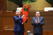 国会主席陈青敏代表党和国家领导人以及第十六届国会代表向越共中央总书记、国家主席苏林献花祝贺。图自越通社