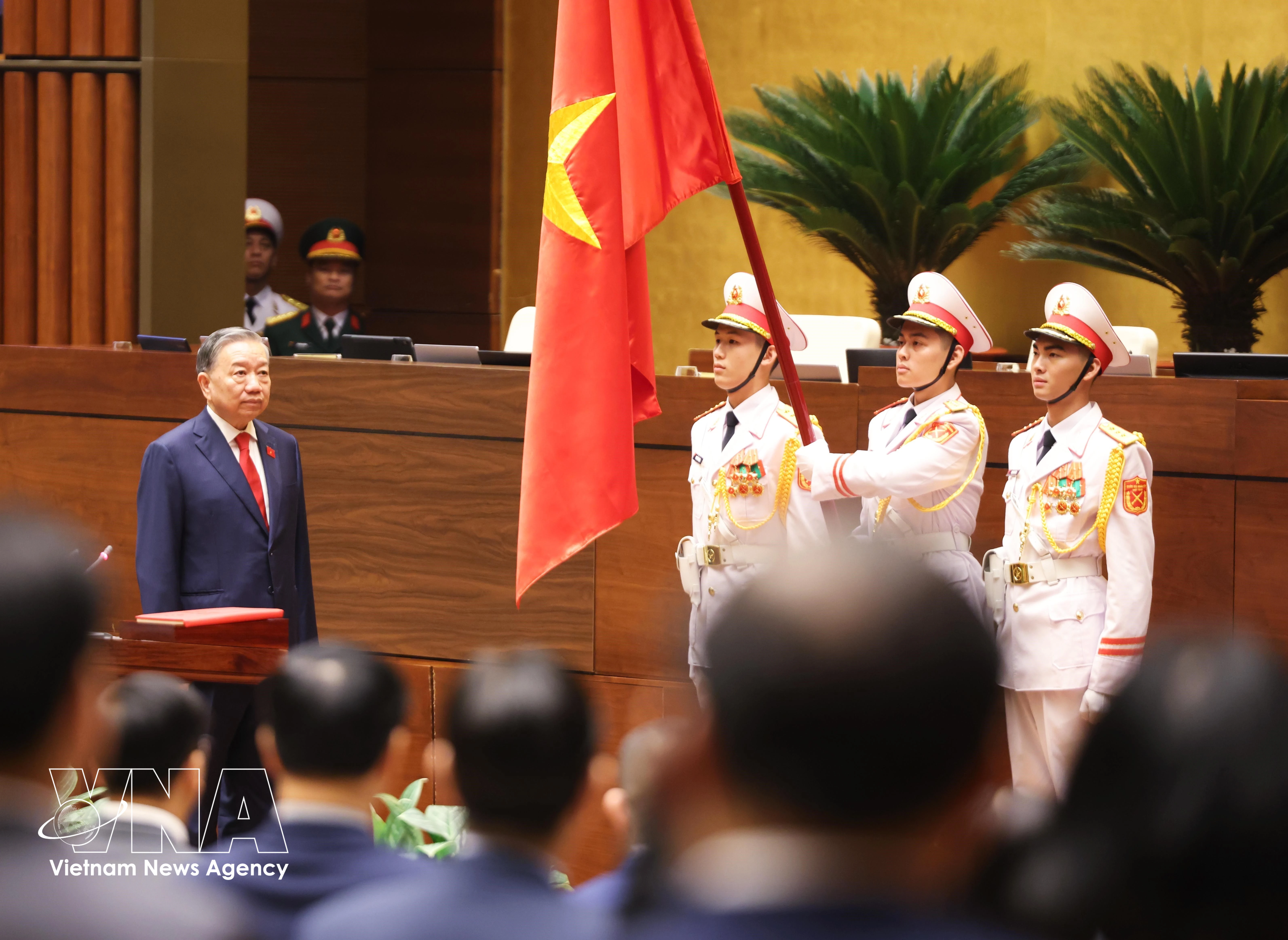 越南国家主席苏林宣誓就职。图自越通社