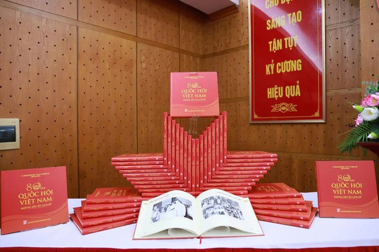 《越南国会80年——历史印记》一书发布。图自人民报
