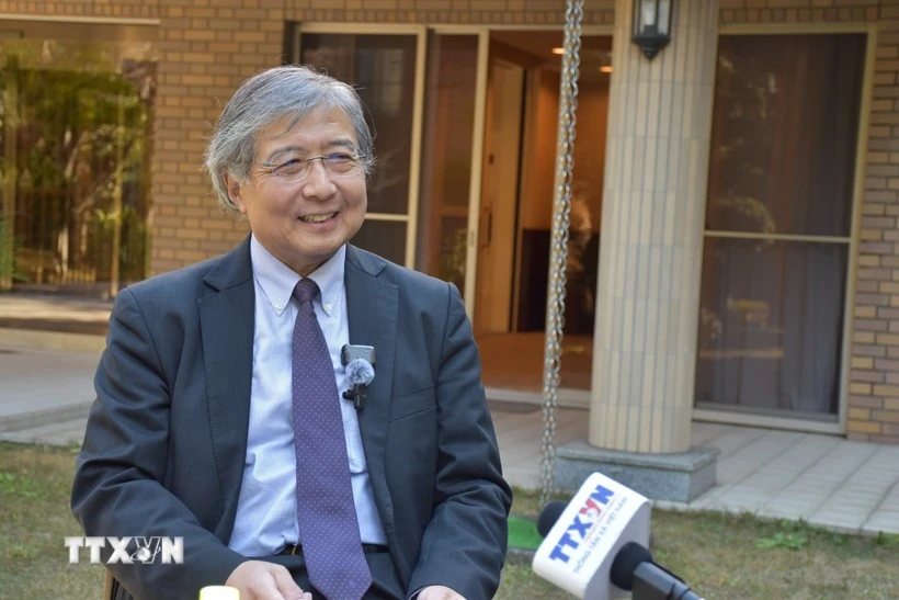 东京大学教授西泽俊郎接受越通社记者的采访。图自越通社