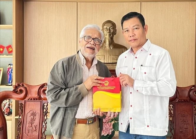 越南驻委内瑞拉大使向委内瑞拉前驻越南大使豪尔赫·龙东·乌斯卡特吉赠送纪念品。图自越通社