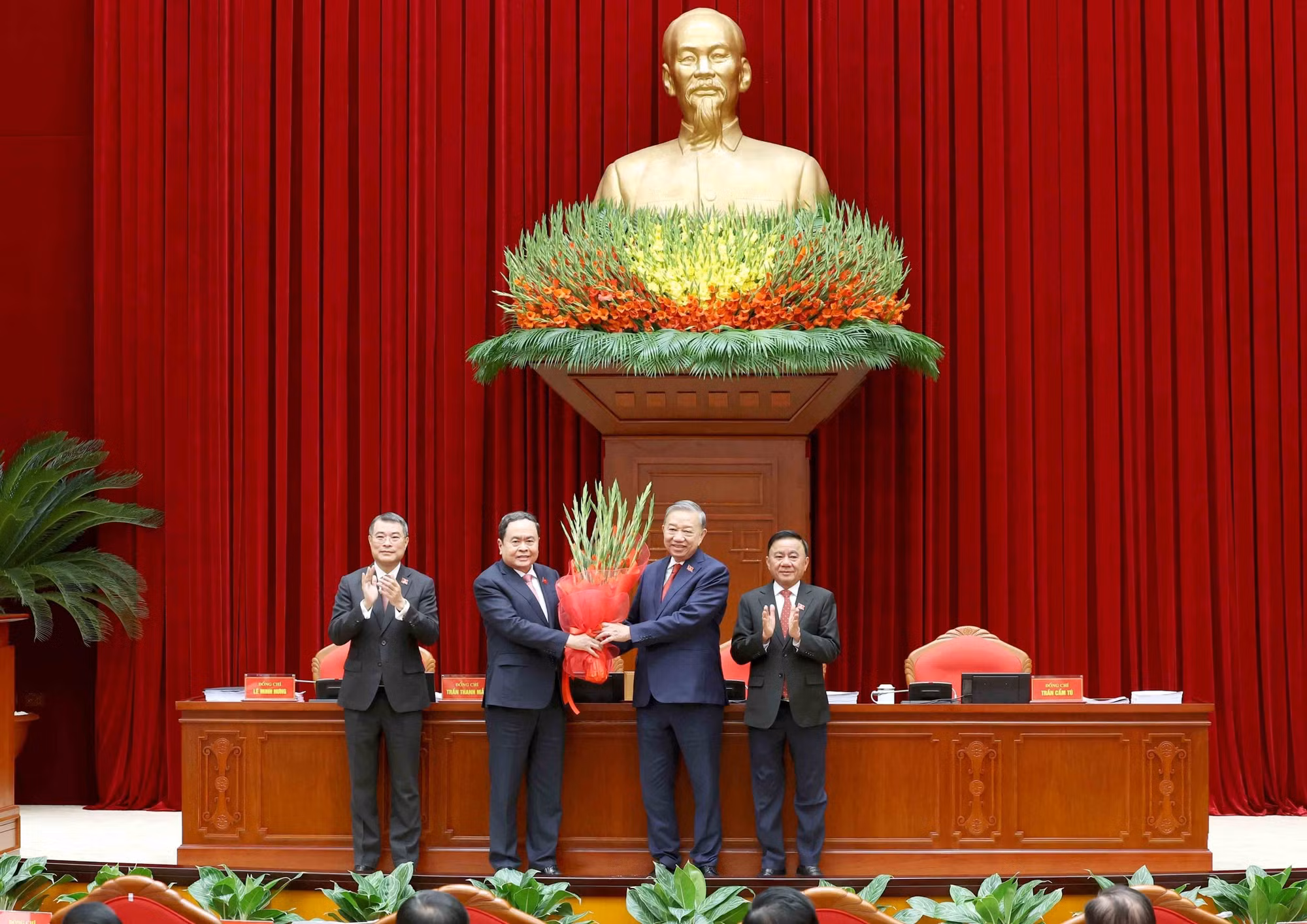 vna-potal-ban-chap-hanh-trung-uong-dang-khoa-xiv-tien-hanh-hoi-nghi-lan-thu-nhat-8547614-1.jpg
