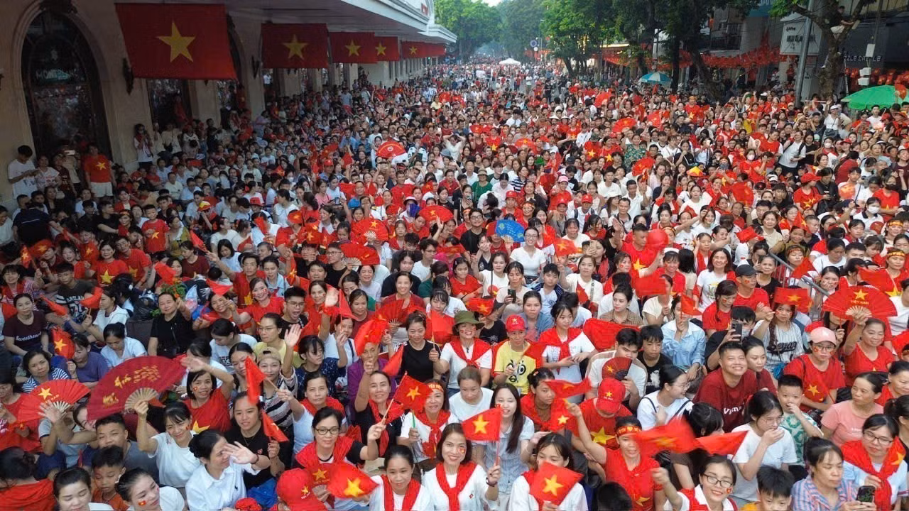 5-nguoi-dan-hoa-trong-sac-co-do-sao-vang-cung-nhau-cho-thoi-khac-le-dieu-binh-dieu-hanh-ky-niem-80-nam-quoc-khanh-anh-phan-phuong-ttxvn.jpg