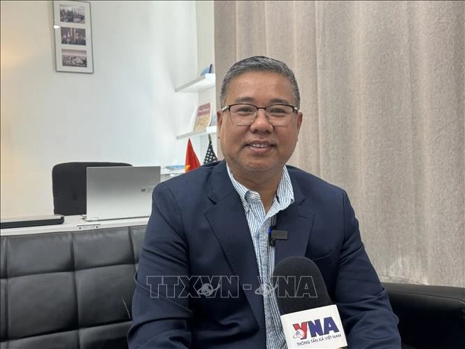  美国DMV地区企业家与爱国人士俱乐部主任加里·青阮接受越通社记者的采访。图自越通社