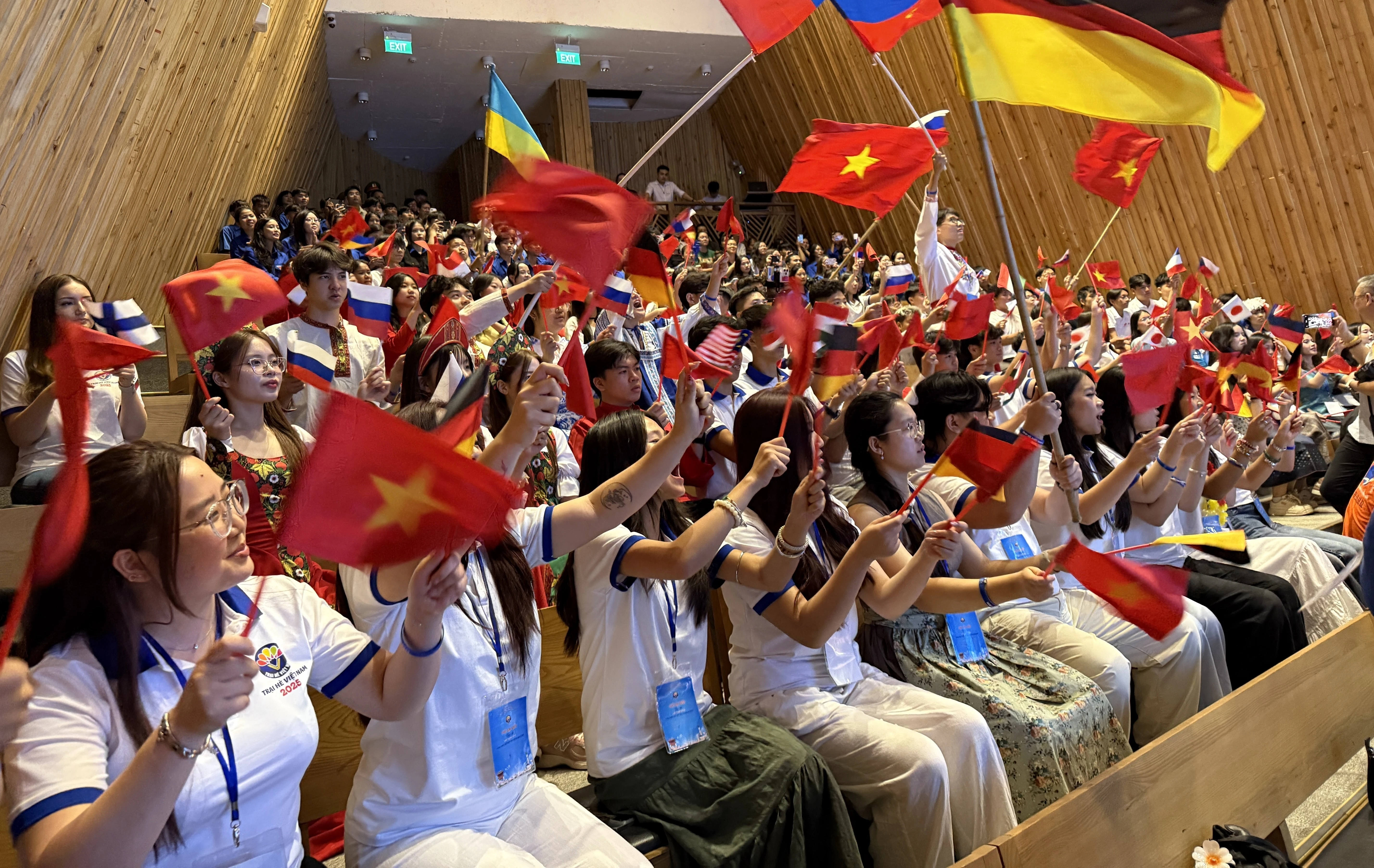 来自德国、加拿大、柬埔寨、泰国、美国、匈牙利、捷克共和国等31个国家和地区的海外青年与留学生，于2025年7月16日参加“2025年越南夏令营”开营仪式。图自越通社