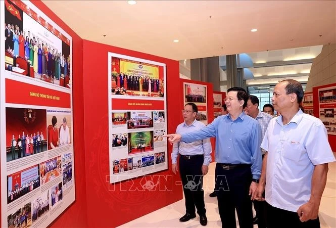 梅文政副总理检查越共政府第一次代表大会图片展筹备工作。图自越通社