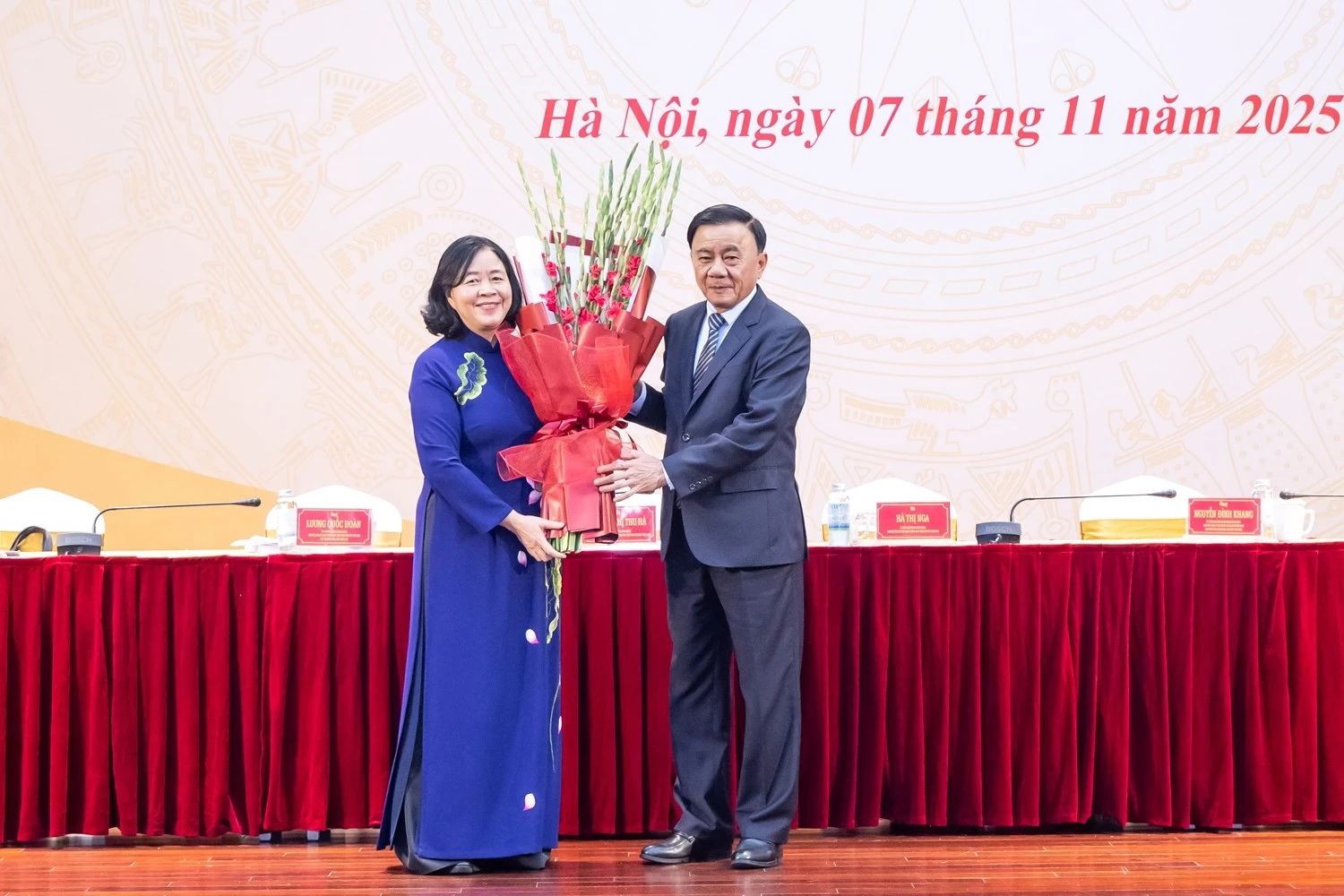 越共中央政治局委员、中央书记处常务书记陈锦绣向越共中央政治局委员、中央书记处书记、越南祖国阵线中央委员会主席裴氏明怀献花祝贺。图自越通社