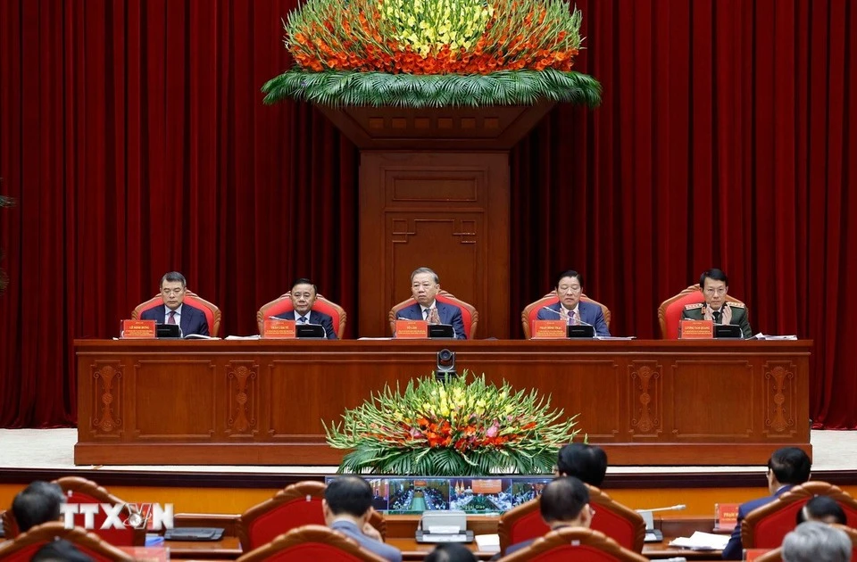 越共中央总书记苏林主持召开越共十三大任期内反腐败反浪费反消极工作总结会议。图自越通社