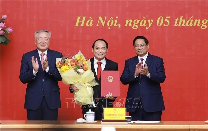越南政府总理范明政在政府驻地向阮国团同志颁发了任命决定。图自越通社
