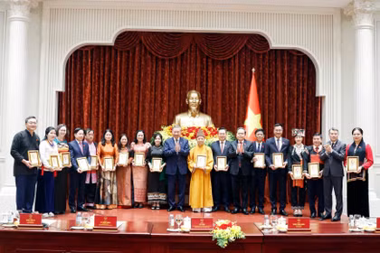 越共中央总书记、国家主席苏林会见了第十六届国会少数民族代表