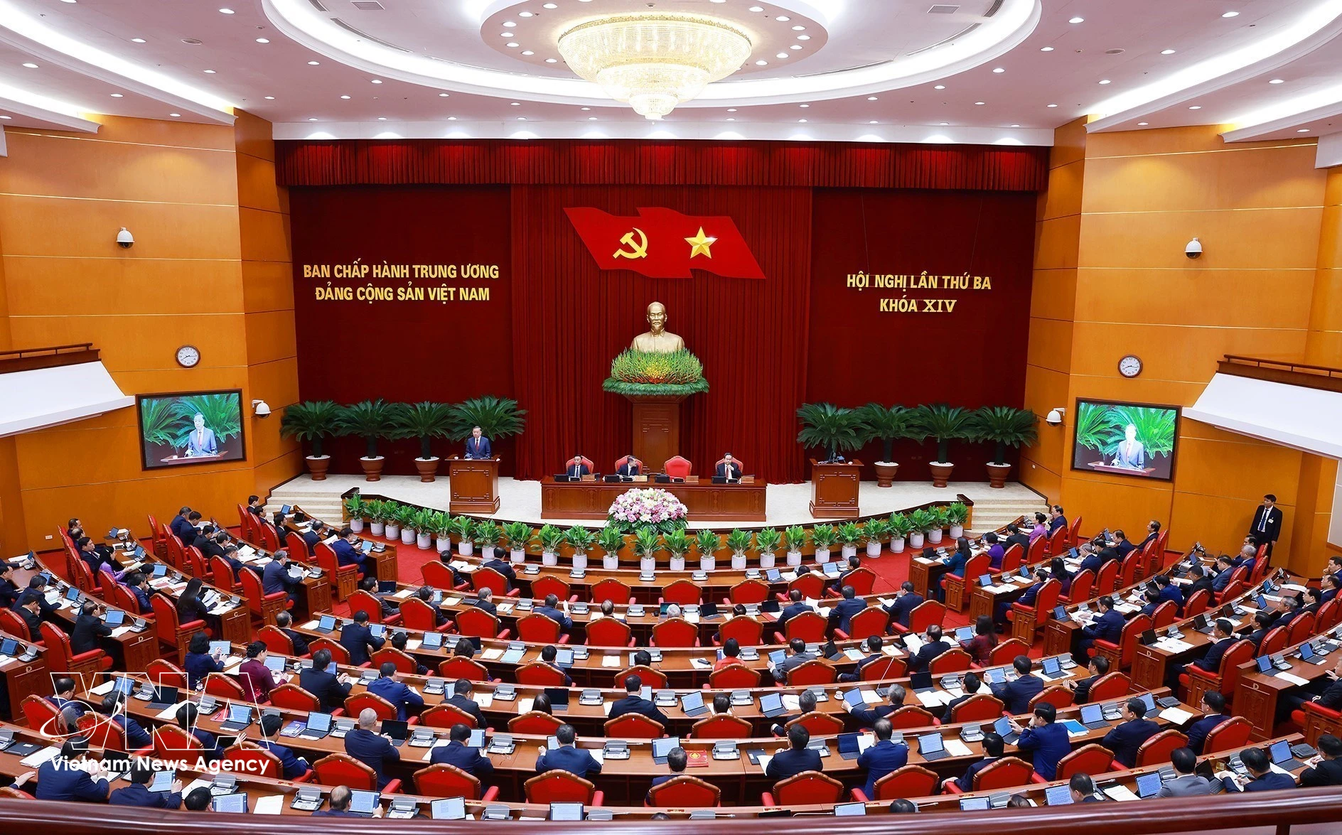 越共中央十四届三中全会22日进入第三个工作日 图自越通社