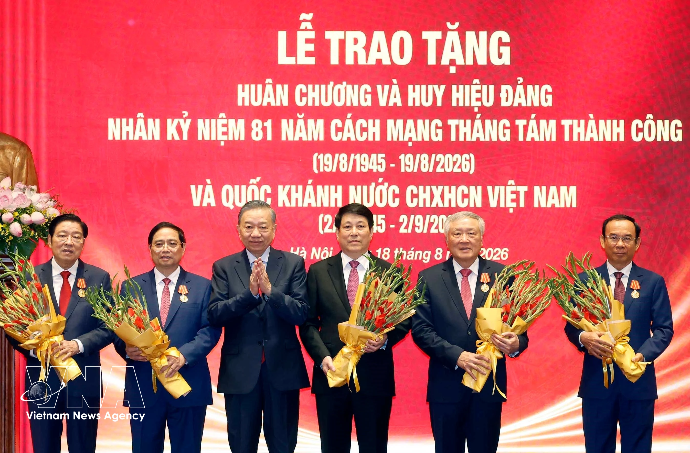 苏林总书记、国家主席向原国家主席梁强，原政府总理范明政，原中央书记处书记、原中央内政部部长潘廷濯，原政府常务副总理阮和平以及原胡志明市市委书记阮文年颁发胡志明勋章。图自越通社