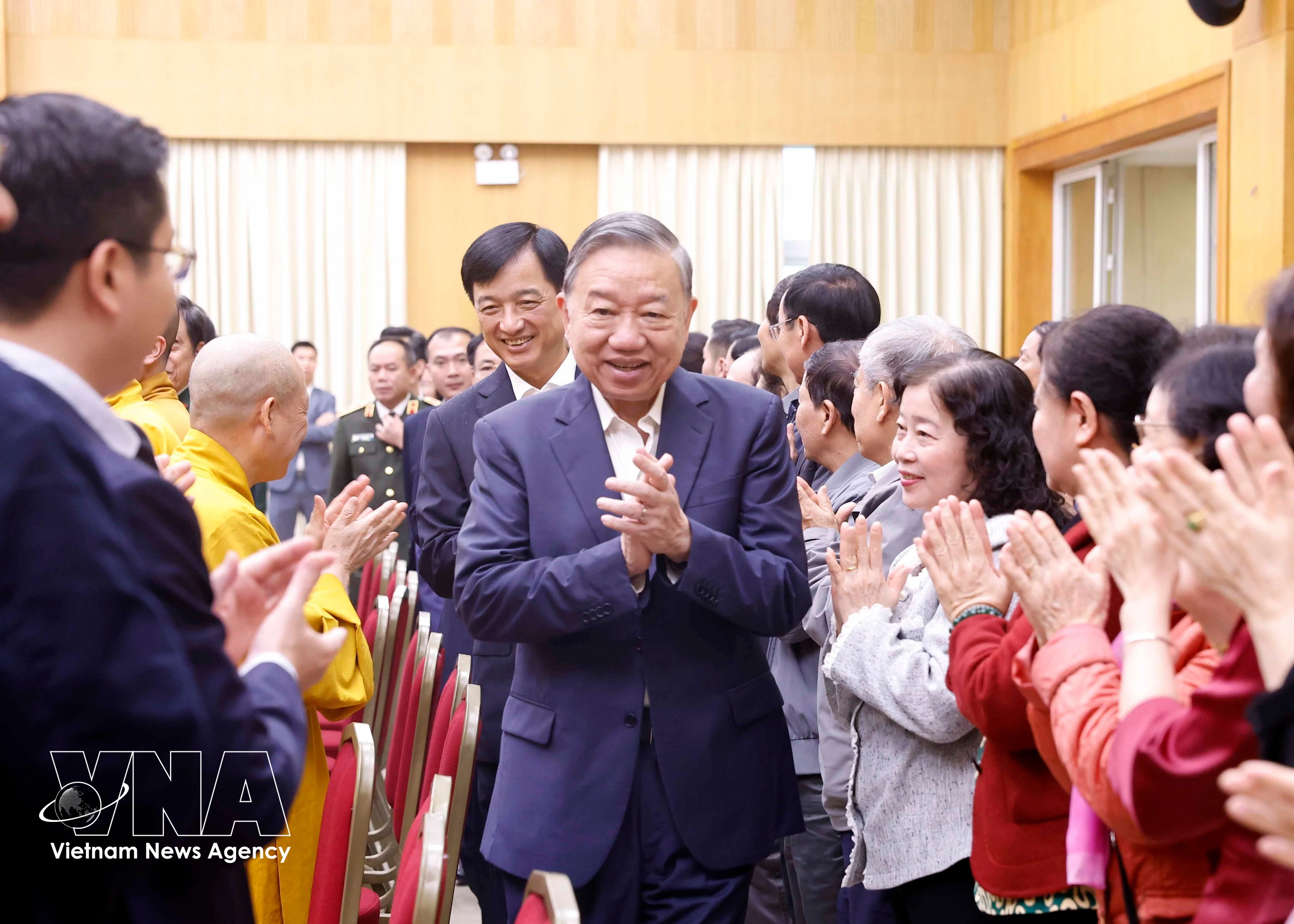 越共中央总书记苏林在河内出席选民见面会。图自越通社