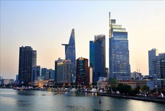 西贡河岸边儿的胡志明市一角。图自越通社