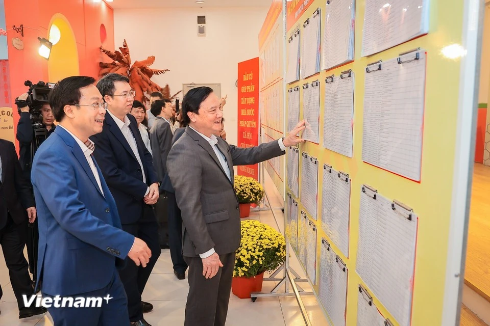 越南国会副主席阮克定对河内市选举准备工作开展检查指导工作。图自越通社