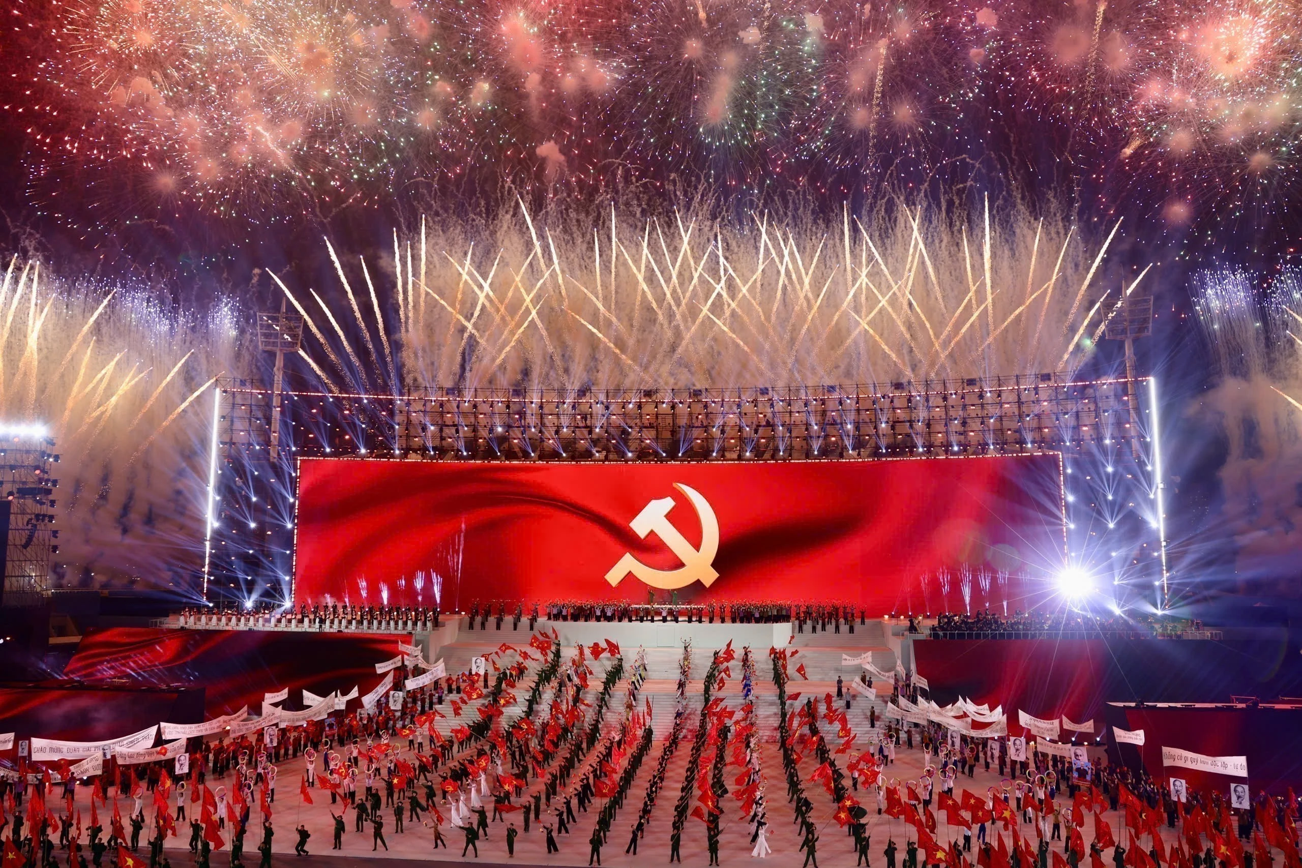 庆祝越南共产党第十四次全国代表大会取得圆满成功的烟花燃放活动。图自越通社