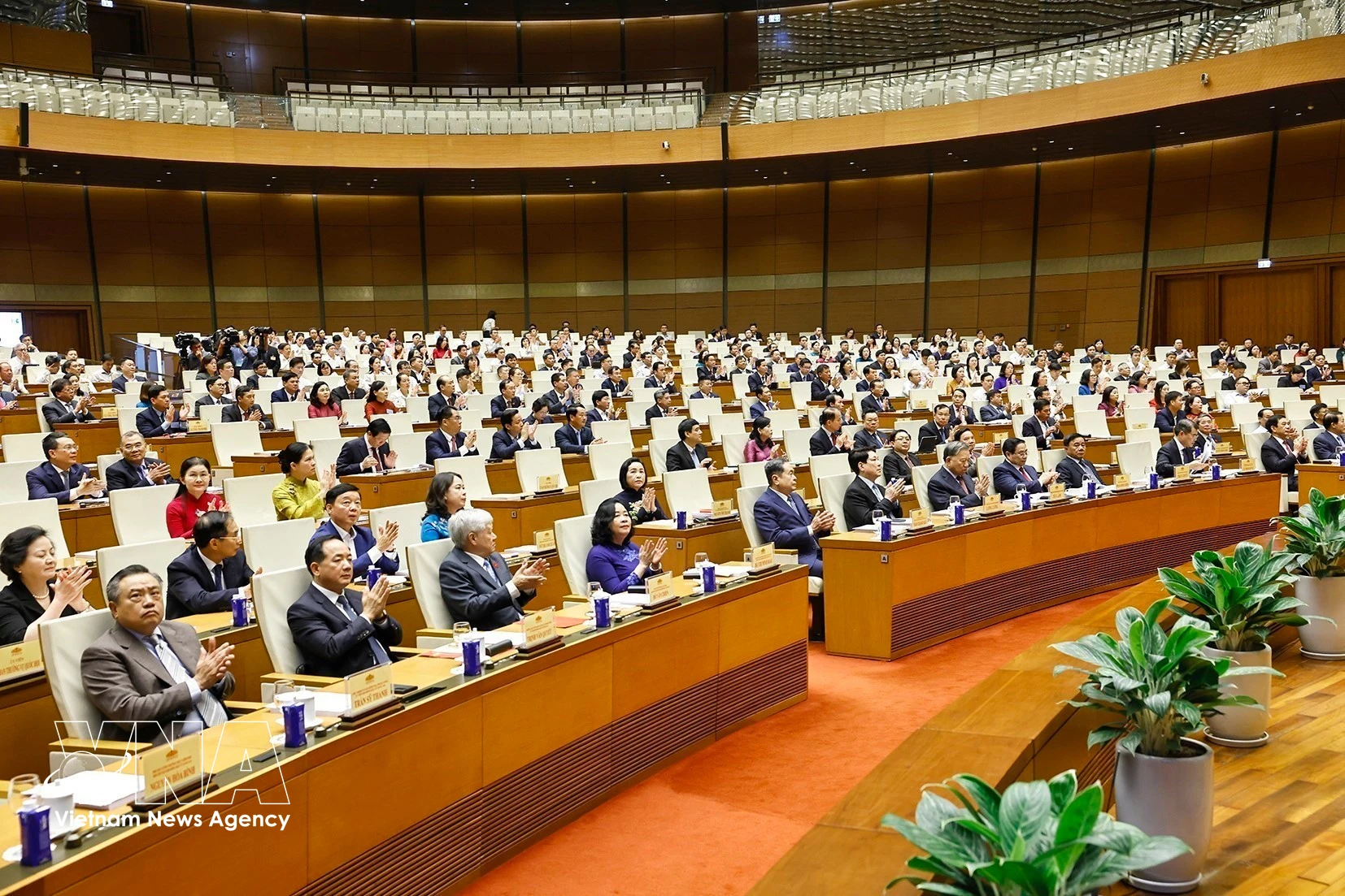 越共中央总书记苏林、国家主席梁强，政府总理范明政，国会主席、国家选举委员会主席陈青敏，书记处常务书记陈锦秀出席会议。图自越通社