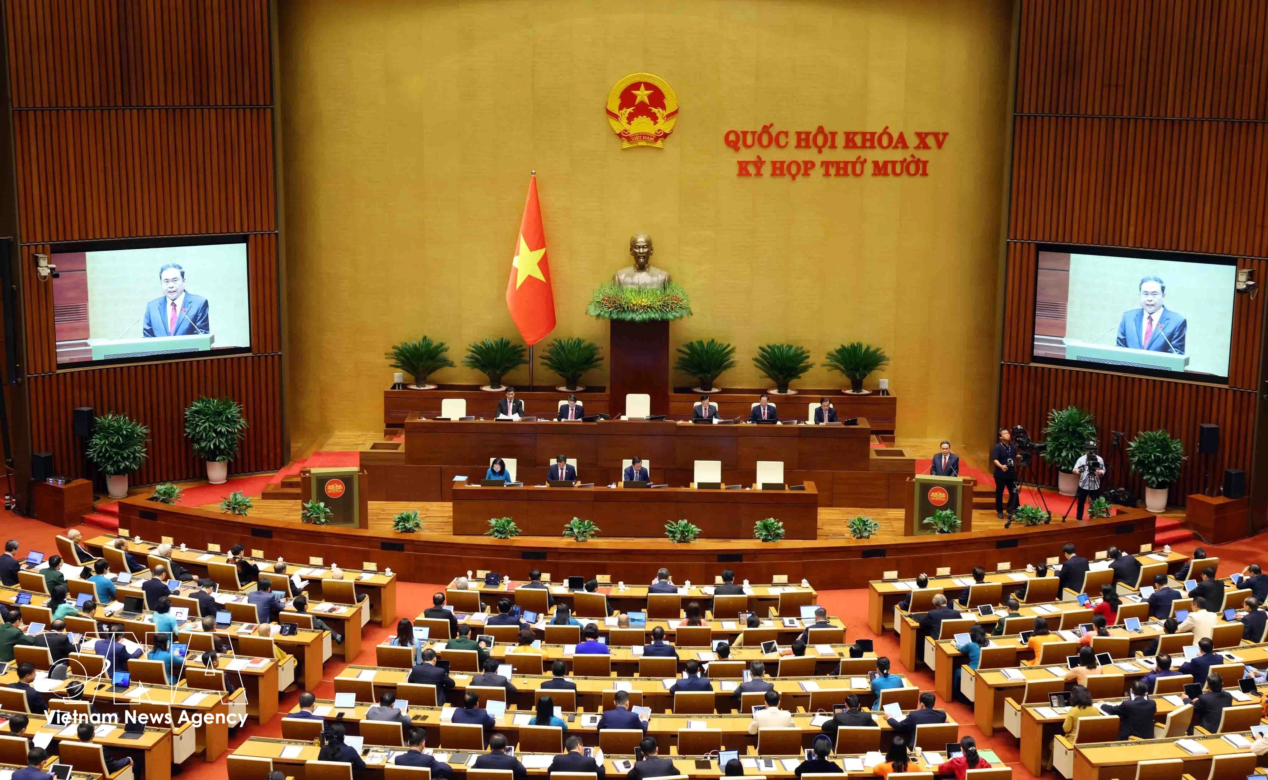 附图：越南第十五届国会召开第十次会议。图自越通社