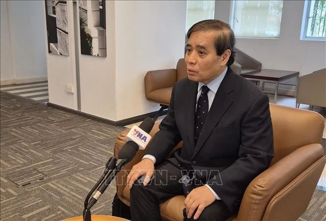 新加坡国立大学李光耀公共政策学院武明姜教授接受越通社记者采访。图自越通社