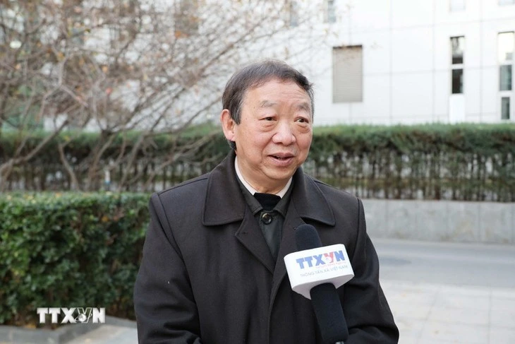 中国云南省社会科学院越南研究所名誉所长朱振明教授在越共十四大召开前夕接受越通社驻北京记者采访。图自越通社