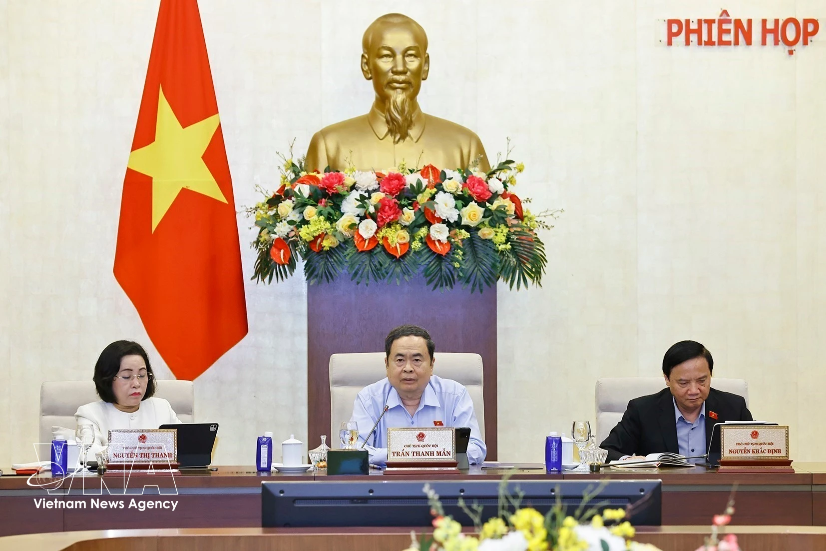 国会主席陈青敏（中）在会议上发言。图自越通社