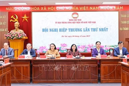 越南祖国阵线中央委员会主席团第一次协商会议12月4日在河内举行。图自越通社